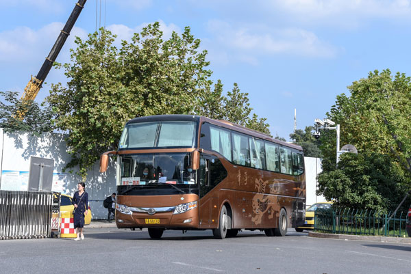 （班車租賃費用）企業(yè)班車租賃多少錢？決定因素哪些？